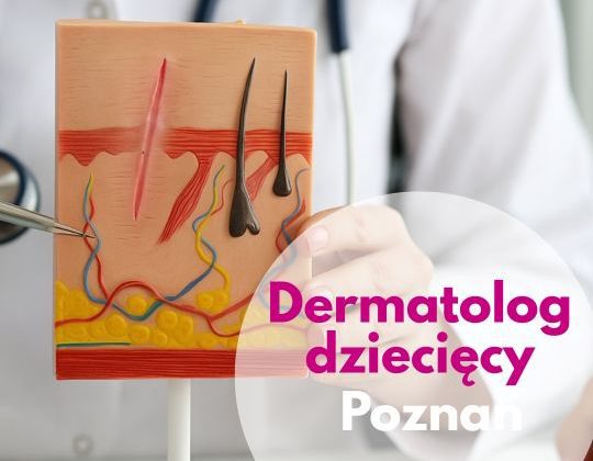 Dermatolog dziecięcy ze stetoskopem na szyi Centrum Medyczmego neoMedica w Poznaniu wskazuje na model przekroju skóry.
