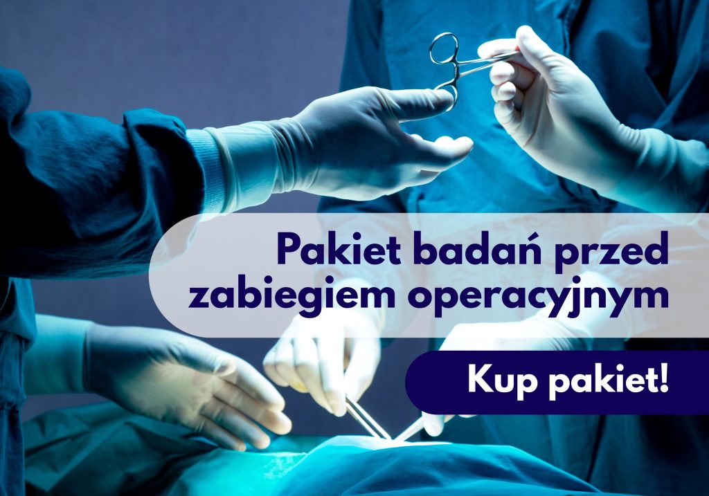 Lekarze w ubiorze ochronnym i rękawiczkach lekarskich podczas operacji, podający sobie nożyczki – ilustracja dotycząca pakietu badań przed zabiegiem operacyjnym w Centrum Medycznym neoMedica w Poznaniu.