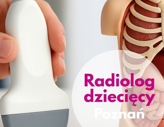 Radiolog dziecięcy trzymający głowicę USG, obok model ciała człowieka – ilustracja dotycząca wizyty u radiologa dziecięcego w Centrum Medycznym neoMedica w Poznaniu.