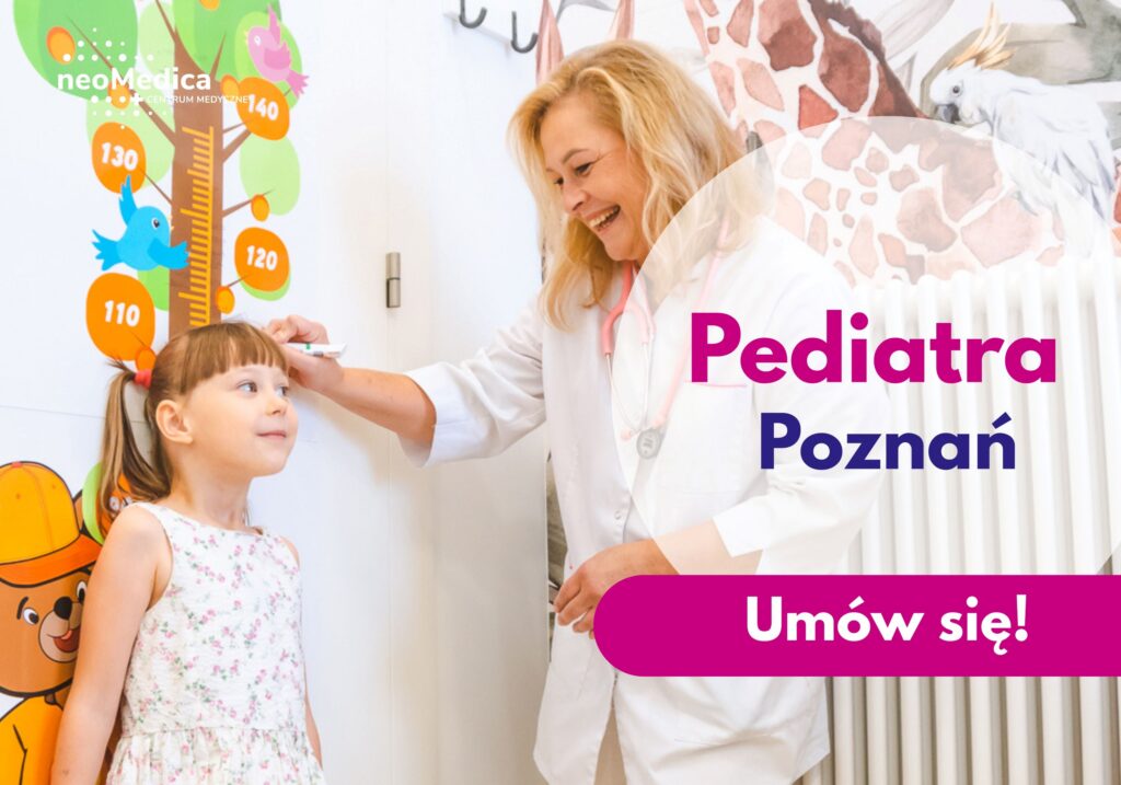 Lekarz pediatra mierzący wzrost dziecka na wiszącej na ścianie marce wzrostu w gabinecie pediatrycznym Centrum Medycznego neoMedica w Poznaniu.